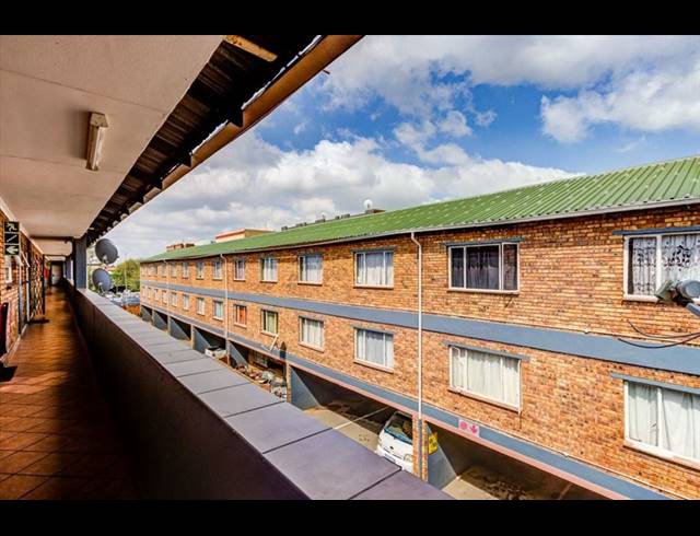 2 BEDROOM FLAT FOR SALE IN KEMPTON PARK CENTRAL